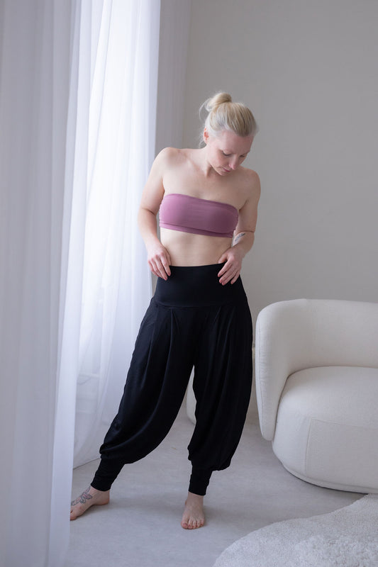 príjemny-bambusovy-material-volny-strih-harémek-vyssi-pas-s-moznosti-ohrnuti-vyssi-patenty-na-nohavicich-velmi-pohodlne-a-prodysne-cerna