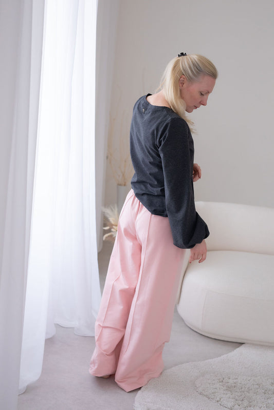 Rovny-sirsi-strih-Elegantni-puk-a-kapsy-Pohodlna-teplakovina-Jemne- snizeny-pas-pro-celodenni -pohodlnée-noseni-Vhodne-na-kazdodenni-noseni-ve-stylu-smart-casual-ruzova