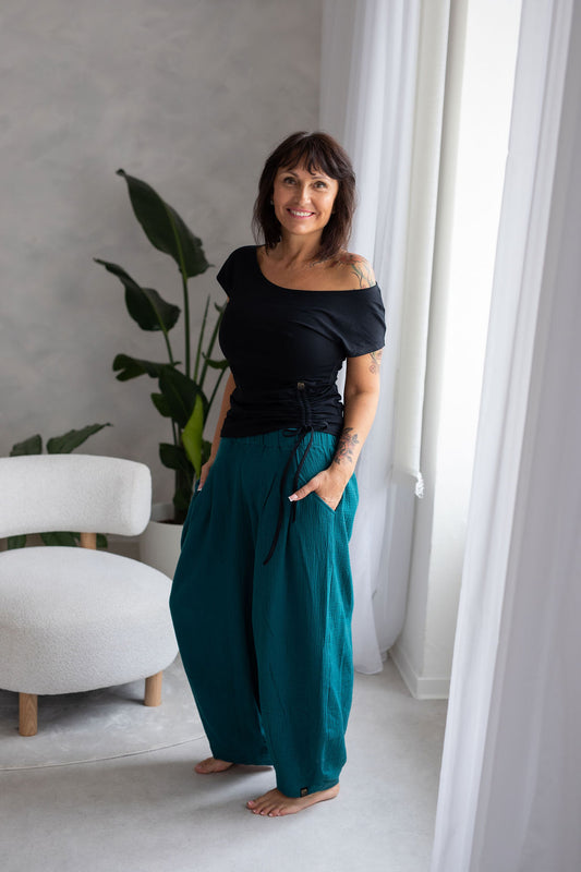 kratke-rukavy-stahovani-na-boku-mekky-a-pohodlny-uplet-komfortni-lichotivy-strih-cerna