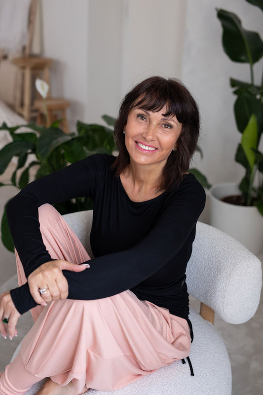 bambusovy-uplet-príiemny-na-dotek-dlouhy-rukav-jemny-V-i-lodickovy-vystrih-stahovani-na-boku-pohodlny-a-zensky-strih-cerna