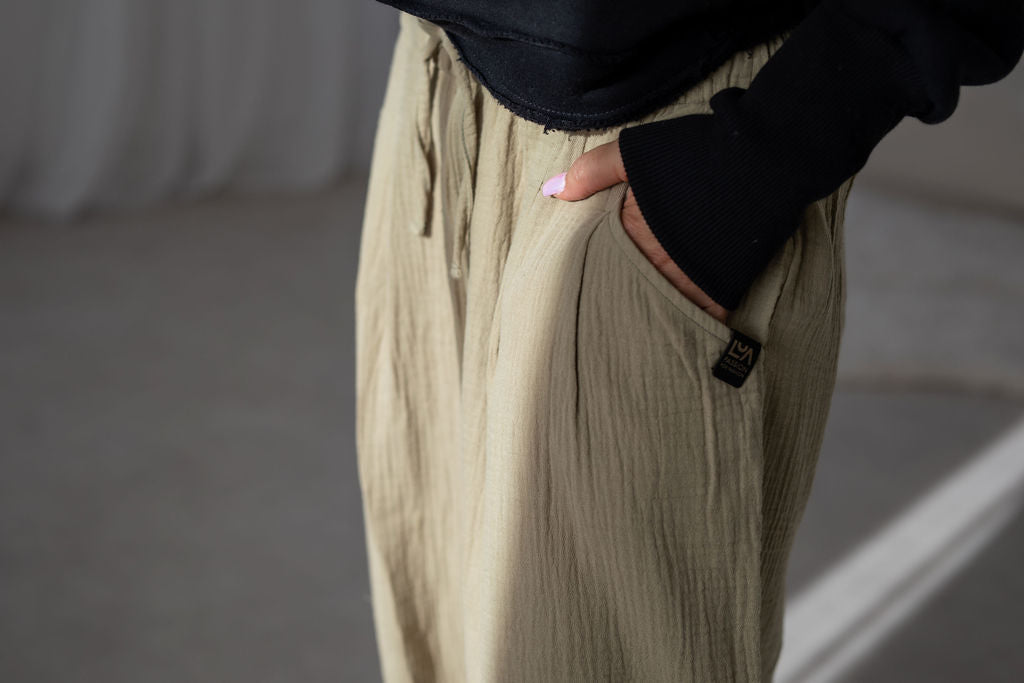 damske-balonove- kalhoty- z- lehkeho- muselinu-vzdusne -elegantni-do-mesta-na-vikend- Lezerni-Elastický-malinko-snizeny-khaki-detail