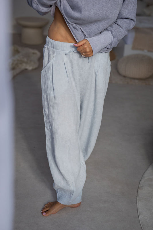 damske-balonove- kalhoty- z- lehkeho- muselinu-vzdusne -elegantni-do-mesta-na-vikend- Lezerni-Elastický-malinko-snizeny-baby-blue