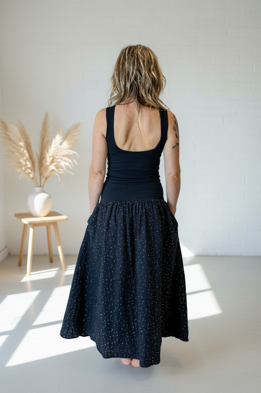 damske-saty-pruzne-pohodlne-bambus-nahoře-lehka- bohata-mušelínova-sukně-všestranné-nadčasové-styl-svoboda -zlate-tecky-cerna