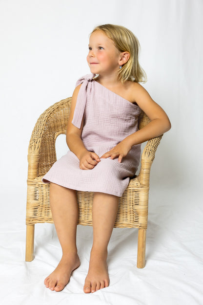 Dívčí šaty  z mušelínu, na jedno rameno -Allie
