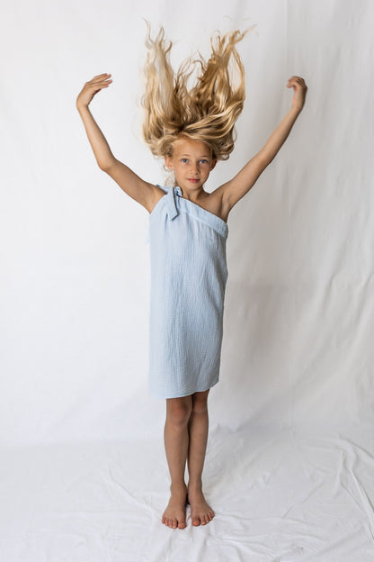Dívčí šaty  z mušelínu, na jedno rameno -Allie