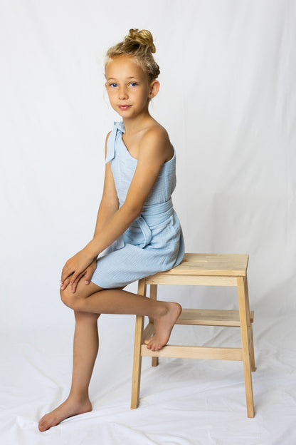 Dívčí šaty  z mušelínu, na jedno rameno -Allie