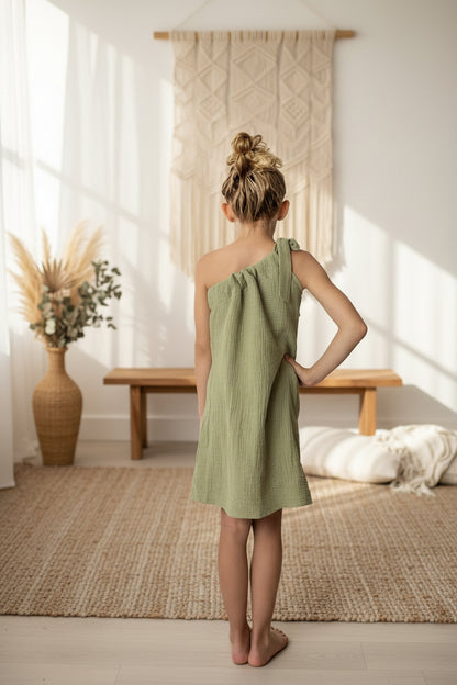 Dívčí šaty  z mušelínu, na jedno rameno -Allie