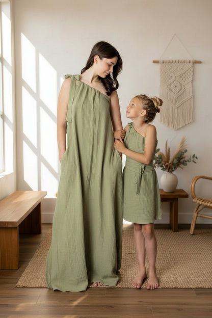 Dívčí šaty  z mušelínu, na jedno rameno -Allie