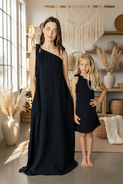 Dívčí šaty  z mušelínu, na jedno rameno -Allie