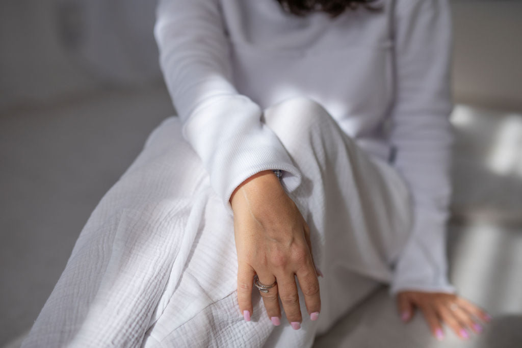 damska-mikina-pocesana-teplakovina-s-kapuci-kapsa-klokan-bila-detail