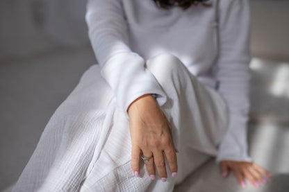 damska-mikina-pocesana-teplakovina-s-kapuci-kapsa-klokan-bila-detail