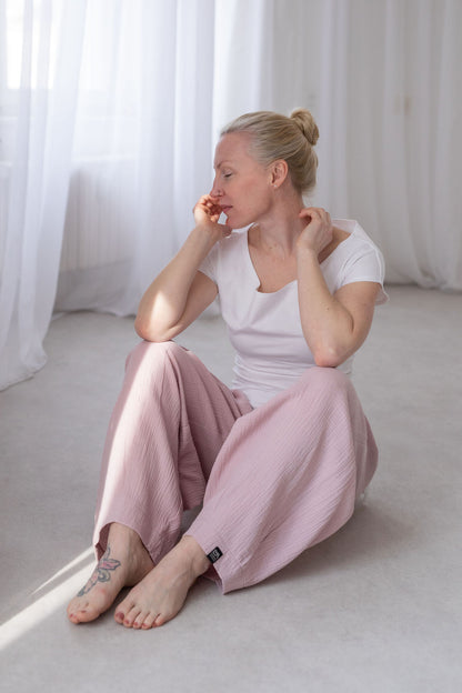 damske-balonove- kalhoty- z- lehkeho- muselinu-vzdusne -elegantni-do-mesta-na-vikend- Lrni-Elastický-malinko-snizeny-svetle-ruzovaezerni-Elastický-malinko-snizeny-svetle-ruzova