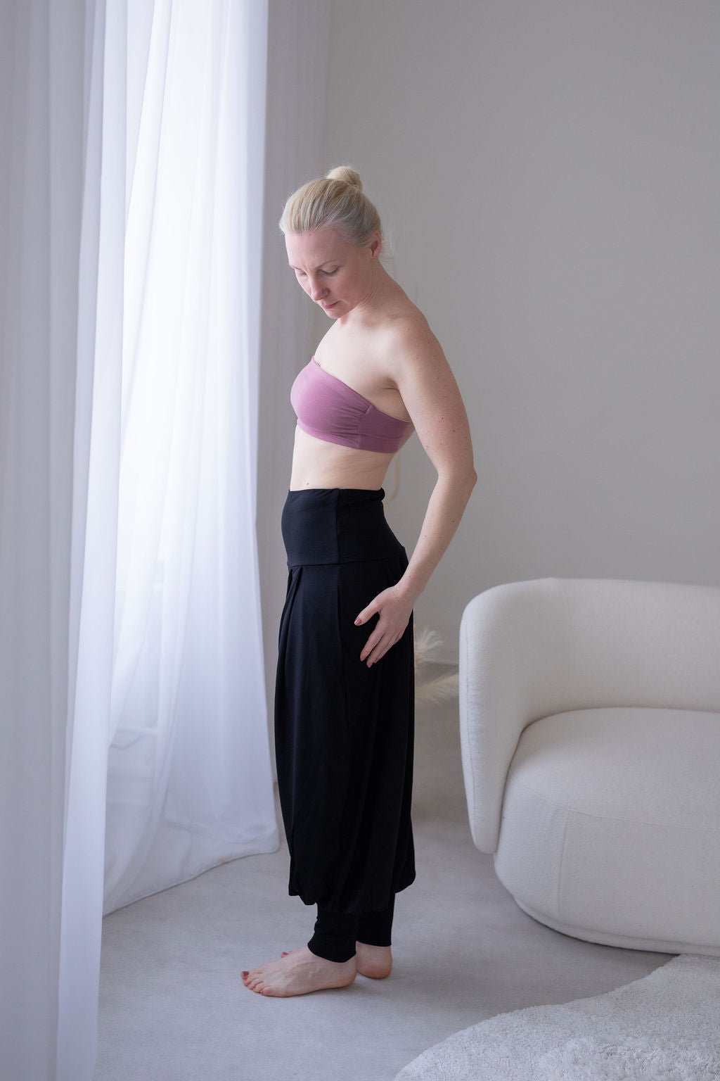 príjemny-bambusovy-material-volny-strih-harémek-vyssi-pas-s-moznosti-ohrnuti-vyssi-patenty-na-nohavicich-velmi-pohodlne-a-prodysne-cerna