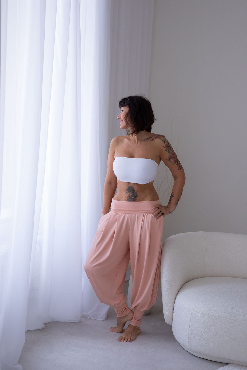 príjemny-bambusovy-material-volny-strih-harémek-vyssi-pas-s-moznosti-ohrnuti-vyssi-patenty-na-nohavicich-velmi-pohodlne-a-prodysne-merunkova