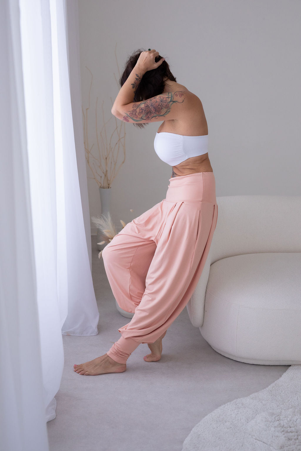 príjemny-bambusovy-material-volny-strih-harémek-vyssi-pas-s-moznosti-ohrnuti-vyssi-patenty-na-nohavicich-velmi-pohodlne-a-prodysne-merunkova