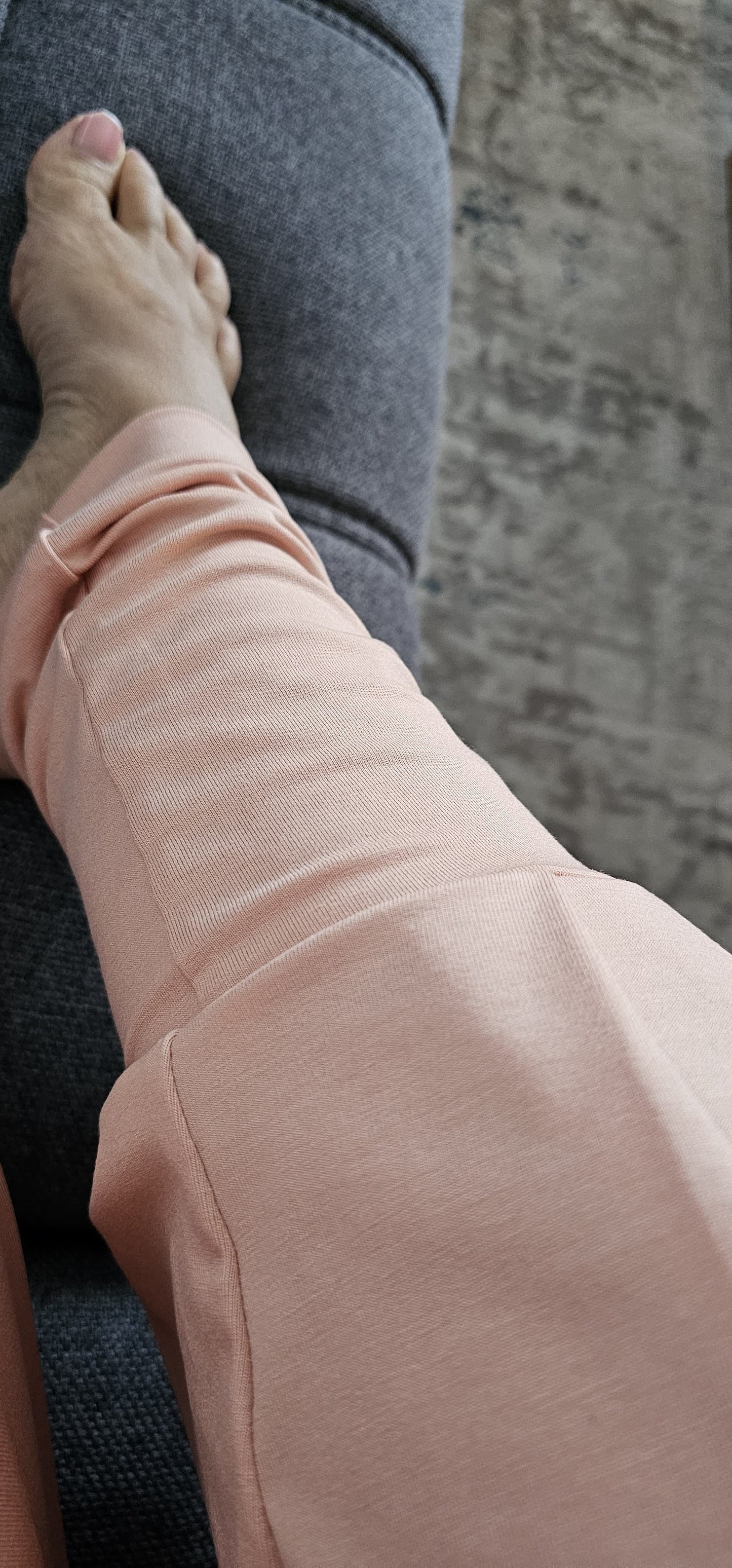 príjemny-bambusovy-material-volny-strih-harémek-vyssi-pas-s-moznosti-ohrnuti-vyssi-patenty-na-nohavicich-velmi-pohodlne-a-prodysne-merunkova-detail