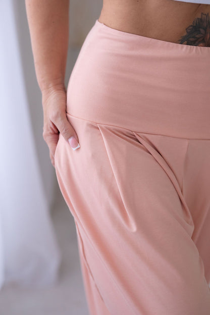 príjemny-bambusovy-material-volny-strih-harémek-vyssi-pas-s-moznosti-ohrnuti-vyssi-patenty-na-nohavicich-velmi-pohodlne-a-prodysne-merunkova-detail-pas