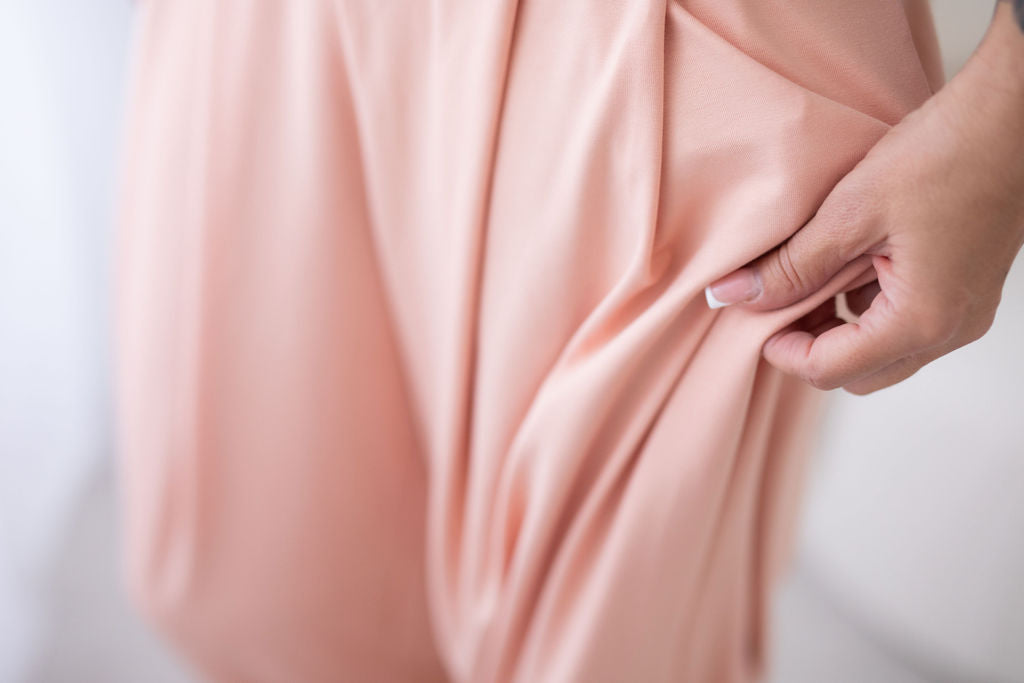 príjemny-bambusovy-material-volny-strih-harémek-vyssi-pas-s-moznosti-ohrnuti-vyssi-patenty-na-nohavicich-velmi-pohodlne-a-prodysne-merunkova-detail