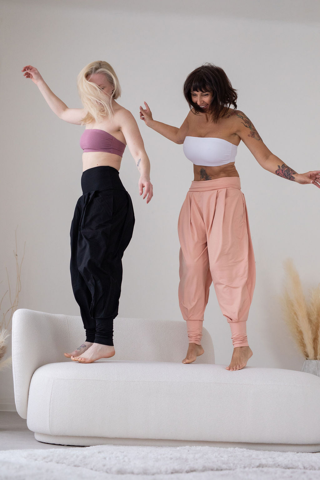 príjemny-bambusovy-material-volny-strih-harémek-vyssi-pas-s-moznosti-ohrnuti-vyssi-patenty-na-nohavicich-velmi-pohodlne-a-prodysne-merunkova-cerna