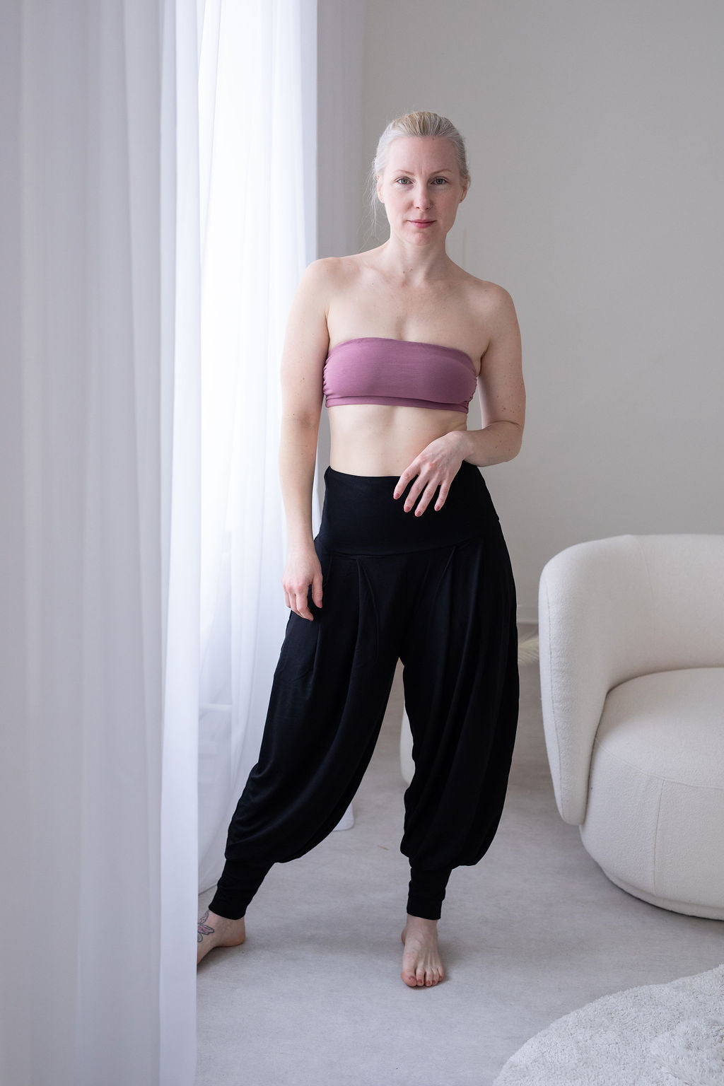 príjemny-bambusovy-material-volny-strih-harémek-vyssi-pas-s-moznosti-ohrnuti-vyssi-patenty-na-nohavicich-velmi-pohodlne-a-prodysne-cerna