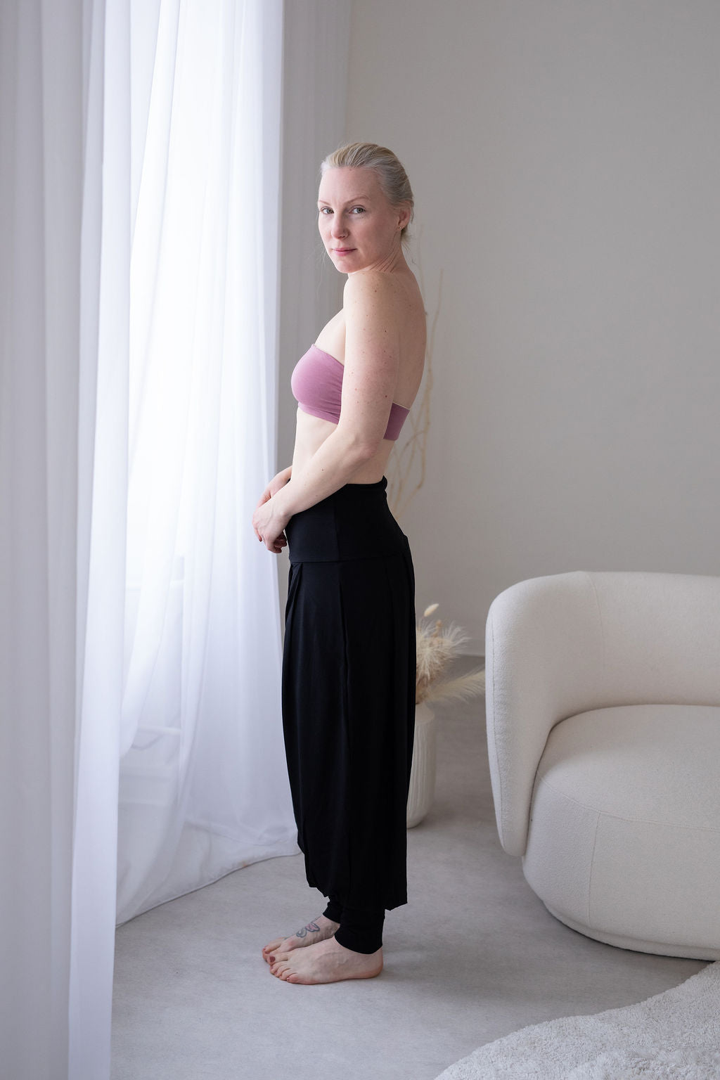 príjemny-bambusovy-material-volny-strih-harémek-vyssi-pas-s-moznosti-ohrnuti-vyssi-patenty-na-nohavicich-velmi-pohodlne-a-prodysne-cerna