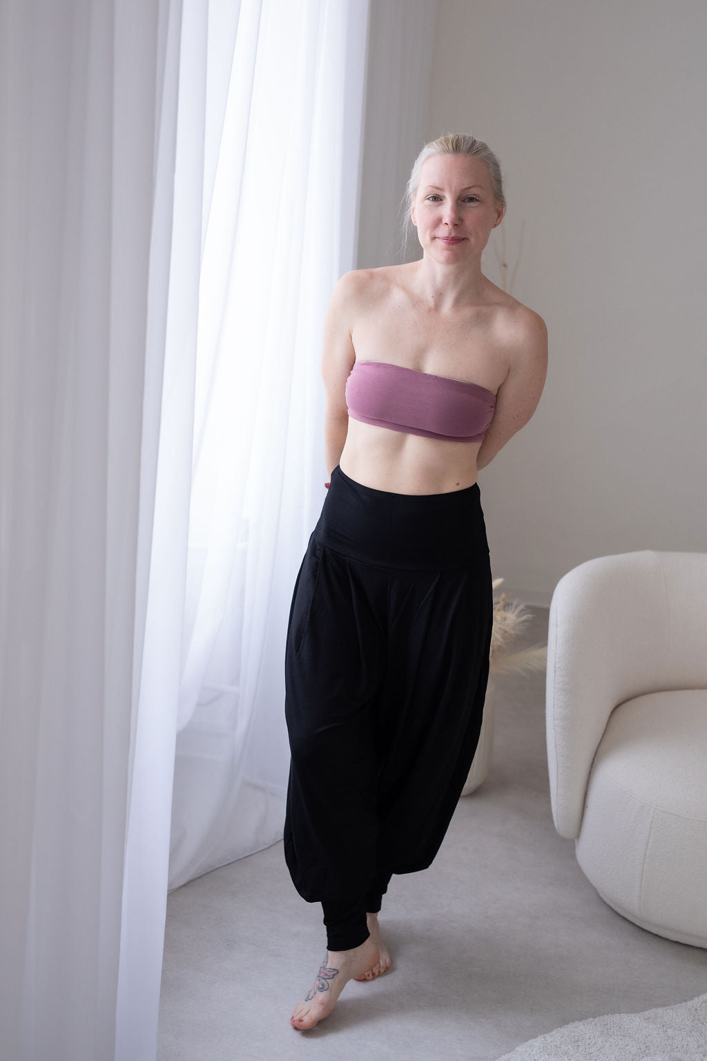 príjemny-bambusovy-material-volny-strih-harémek-vyssi-pas-s-moznosti-ohrnuti-vyssi-patenty-na-nohavicich-velmi-pohodlne-a-prodysne-cerna