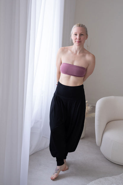 príjemny-bambusovy-material-volny-strih-harémek-vyssi-pas-s-moznosti-ohrnuti-vyssi-patenty-na-nohavicich-velmi-pohodlne-a-prodysne-cerna