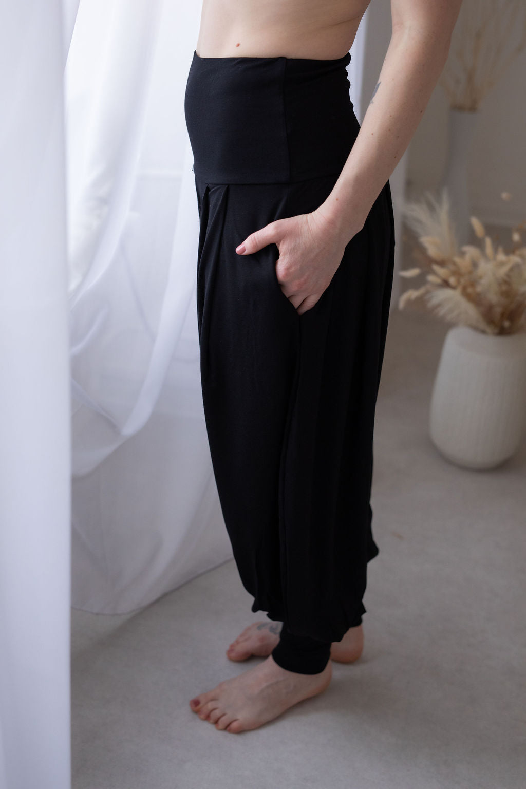 príjemny-bambusovy-material-volny-strih-harémek-vyssi-pas-s-moznosti-ohrnuti-vyssi-patenty-na-nohavicich-velmi-pohodlne-a-prodysne-cerna