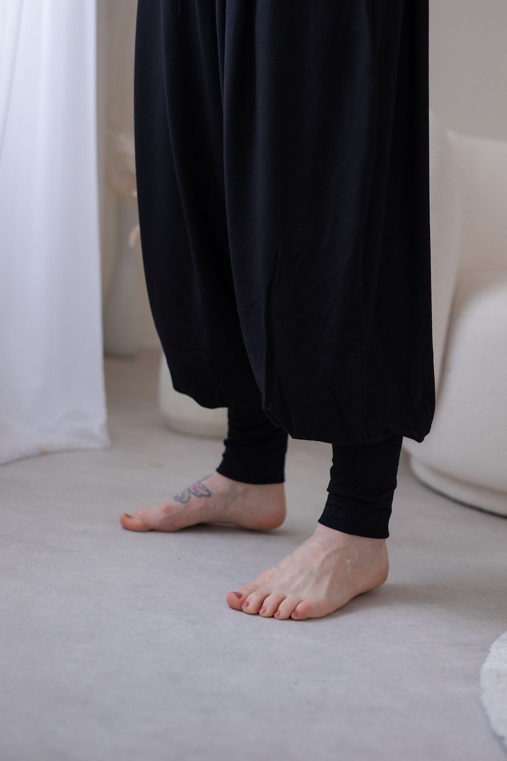 príjemny-bambusovy-material-volny-strih-harémek-vyssi-pas-s-moznosti-ohrnuti-vyssi-patenty-na-nohavicich-velmi-pohodlne-a-prodysne-cerna-detail