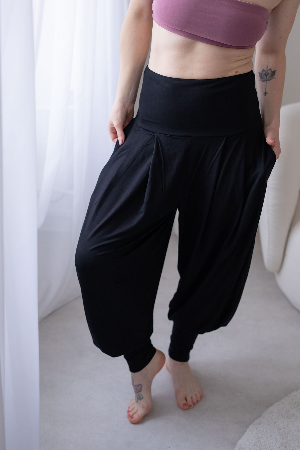 príjemny-bambusovy-material-volny-strih-harémek-vyssi-pas-s-moznosti-ohrnuti-vyssi-patenty-na-nohavicich-velmi-pohodlne-a-prodysne-cerna