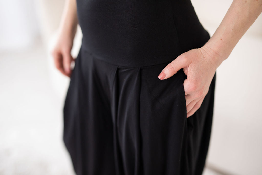 príjemny-bambusovy-material-volny-strih-harémek-vyssi-pas-s-moznosti-ohrnuti-vyssi-patenty-na-nohavicich-velmi-pohodlne-a-prodysne-cerna-kapsy