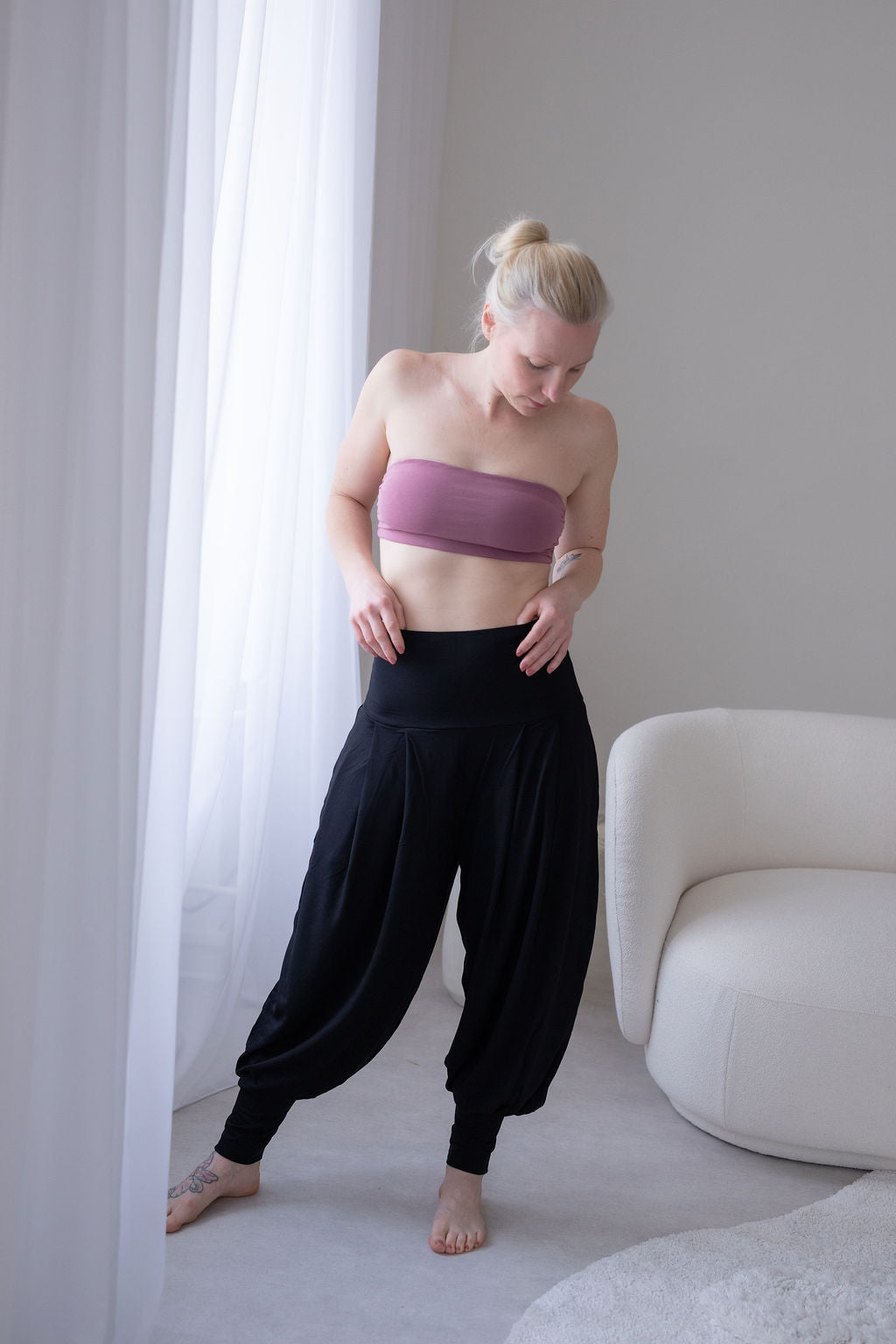 príjemny-bambusovy-material-volny-strih-harémek-vyssi-pas-s-moznosti-ohrnuti-vyssi-patenty-na-nohavicich-velmi-pohodlne-a-prodysne-cerna