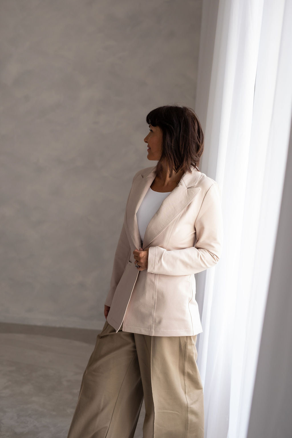 pohodlny-a-prijemny-material-precizni-a-propracovany-moznost-kombinace-do-setu-s-kalhotami-AMARAL-a-AITANA-barevne-i-materialy-dokonale-sladene-vhodne-pro-kazdodenni-noseni-elegantni-prílezitosti-kremova