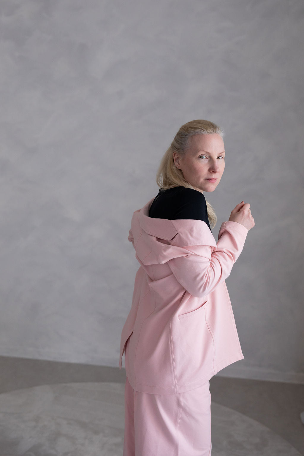 pohodlny-a-prijemny-material-precizni-a-propracovany-moznost-kombinace-do-setu-s-kalhotami-AMARAL-a-AITANA-barevne-i-materialy-dokonale-sladene-vhodne-pro-kazdodenni-noseni-elegantni-prílezitosti-ruzova