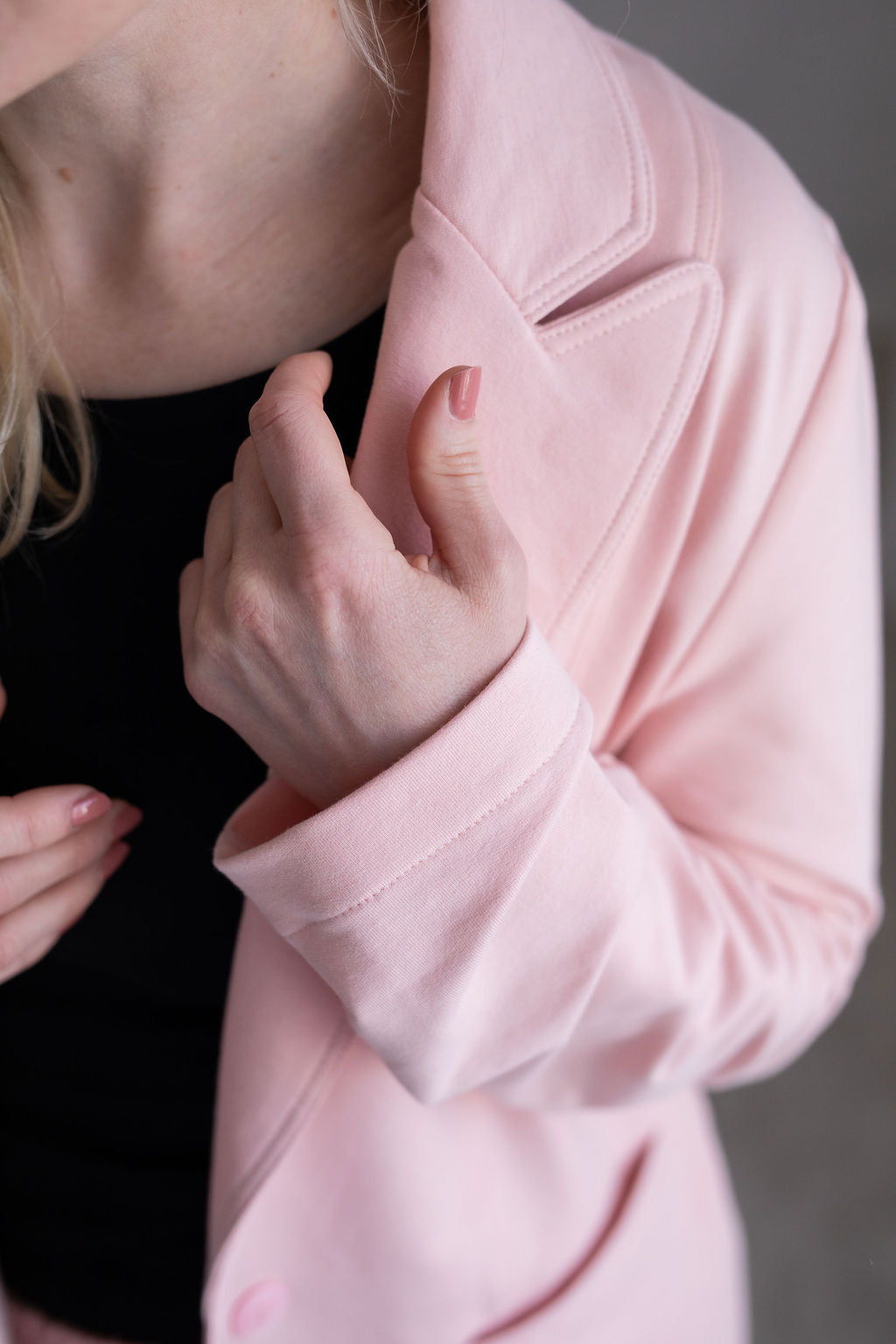 pohodlny-a-prijemny-material-precizni-a-propracovany-moznost-kombinace-do-setu-s-kalhotami-AMARAL-a-AITANA-barevne-i-materialy-dokonale-sladene-vhodne-pro-kazdodenni-noseni-elegantni-prílezitosti-ruzova-detail