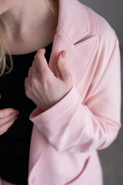 pohodlny-a-prijemny-material-precizni-a-propracovany-moznost-kombinace-do-setu-s-kalhotami-AMARAL-a-AITANA-barevne-i-materialy-dokonale-sladene-vhodne-pro-kazdodenni-noseni-elegantni-prílezitosti-ruzova-detail