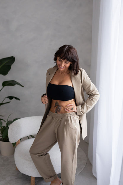 pohodlny-a-prijemny-material-precizni-a-propracovany-moznost-kombinace-do-setu-s-kalhotami-AMARAL-a-AITANA-barevne-i-materialy-dokonale-sladene-vhodne-pro-kazdodenni-noseni-elegantni-prílezitosti-bila-kava