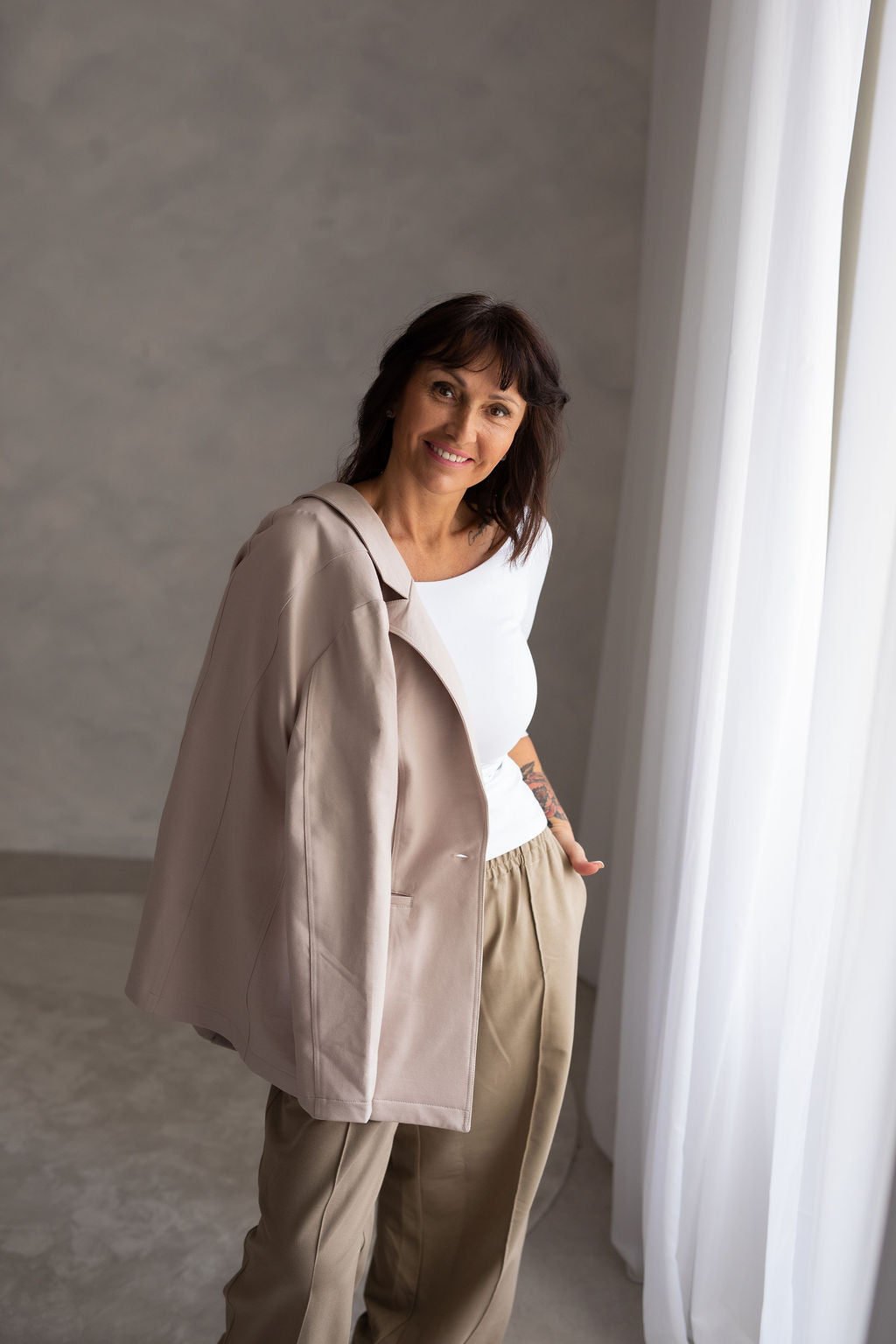 pohodlny-a-prijemny-material-precizni-a-propracovany-moznost-kombinace-do-setu-s-kalhotami-AMARAL-a-AITANA-barevne-i-materialy-dokonale-sladene-vhodne-pro-kazdodenni-noseni-elegantni-prílezitosti-kremova