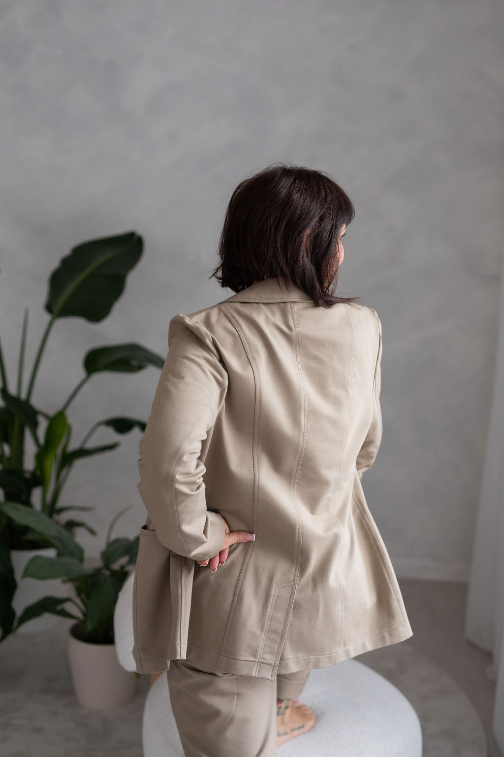 pohodlny-a-prijemny-material-precizni-a-propracovany-moznost-kombinace-do-setu-s-kalhotami-AMARAL-a-AITANA-barevne-i-materialy-dokonale-sladene-vhodne-pro-kazdodenni-noseni-elegantni-prílezitosti-bila-kava