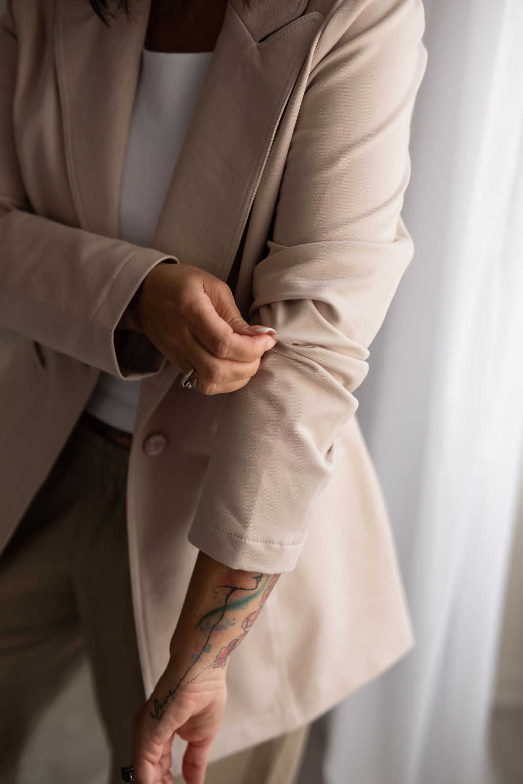 pohodlny-a-prijemny-material-precizni-a-propracovany-moznost-kombinace-do-setu-s-kalhotami-AMARAL-a-AITANA-barevne-i-materialy-dokonale-sladene-vhodne-pro-kazdodenni-noseni-elegantni-prílezitosti-bila-kava