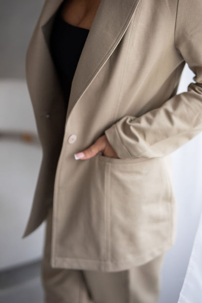 pohodlny-a-prijemny-material-precizni-a-propracovany-moznost-kombinace-do-setu-s-kalhotami-AMARAL-a-AITANA-barevne-i-materialy-dokonale-sladene-vhodne-pro-kazdodenni-noseni-elegantni-prílezitosti-bila-kava-detail-kapsa