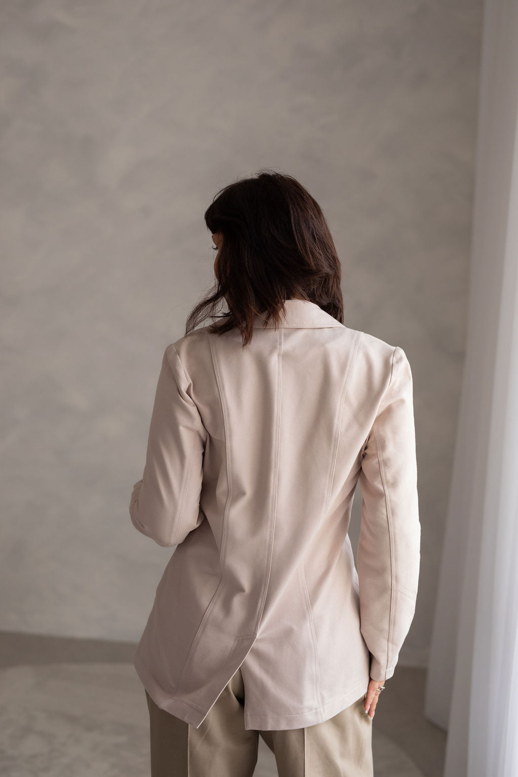 pohodlny-a-prijemny-material-precizni-a-propracovany-moznost-kombinace-do-setu-s-kalhotami-AMARAL-a-AITANA-barevne-i-materialy-dokonale-sladene-vhodne-pro-kazdodenni-noseni-elegantni-prílezitosti-kremova