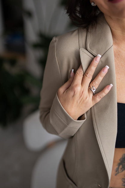 pohodlny-a-prijemny-material-precizni-a-propracovany-moznost-kombinace-do-setu-s-kalhotami-AMARAL-a-AITANA-barevne-i-materialy-dokonale-sladene-vhodne-pro-kazdodenni-noseni-elegantni-prílezitosti-bila-kava-detail