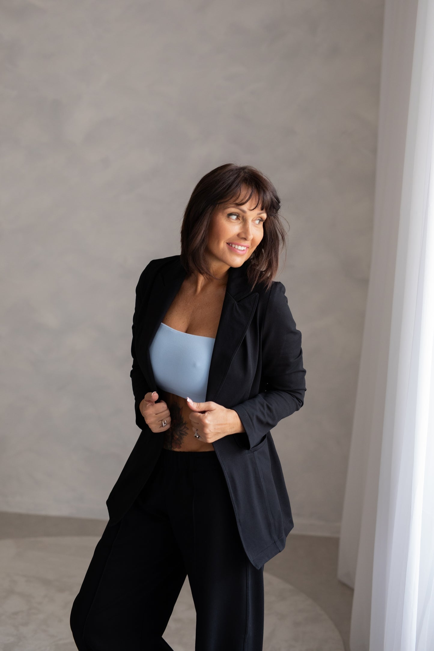 pohodlny-a-prijemny-material-precizni-a-propracovany-moznost-kombinace-do-setu-s-kalhotami-AMARAL-a-AITANA-barevne-i-materialy-dokonale-sladene-vhodne-pro-kazdodenni-noseni-elegantni-prílezitosti-cerna