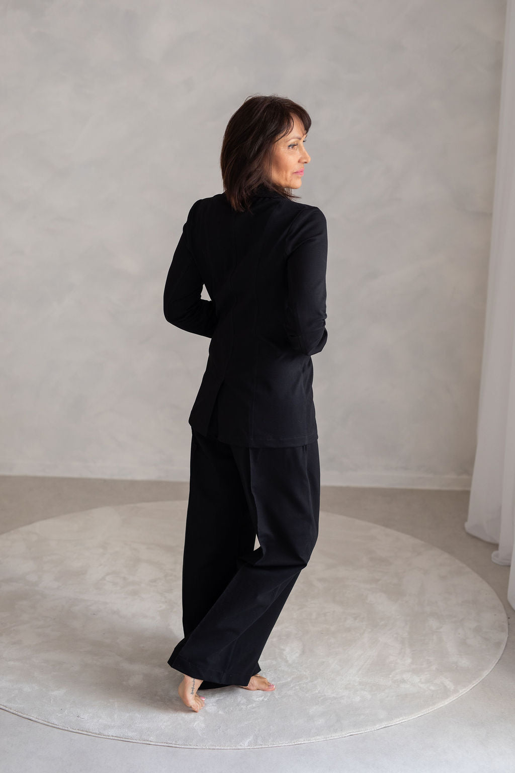 pohodlny-a-prijemny-material-precizni-a-propracovany-moznost-kombinace-do-setu-s-kalhotami-AMARAL-a-AITANA-barevne-i-materialy-dokonale-sladene-vhodne-pro-kazdodenni-noseni-elegantni-prílezitosti-cerna