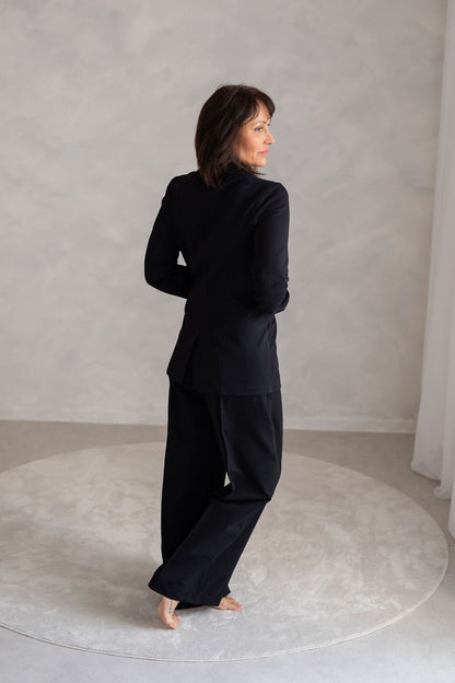 pohodlny-a-prijemny-material-precizni-a-propracovany-moznost-kombinace-do-setu-s-kalhotami-AMARAL-a-AITANA-barevne-i-materialy-dokonale-sladene-vhodne-pro-kazdodenni-noseni-elegantni-prílezitosti-cerna