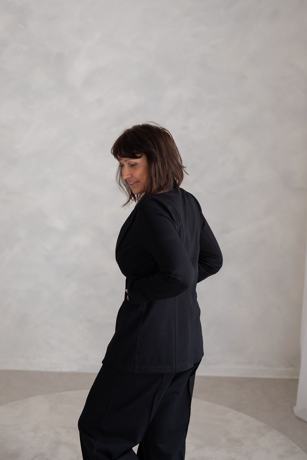 pohodlny-a-prijemny-material-precizni-a-propracovany-moznost-kombinace-do-setu-s-kalhotami-AMARAL-a-AITANA-barevne-i-materialy-dokonale-sladene-vhodne-pro-kazdodenni-noseni-elegantni-prílezitosti-cerna