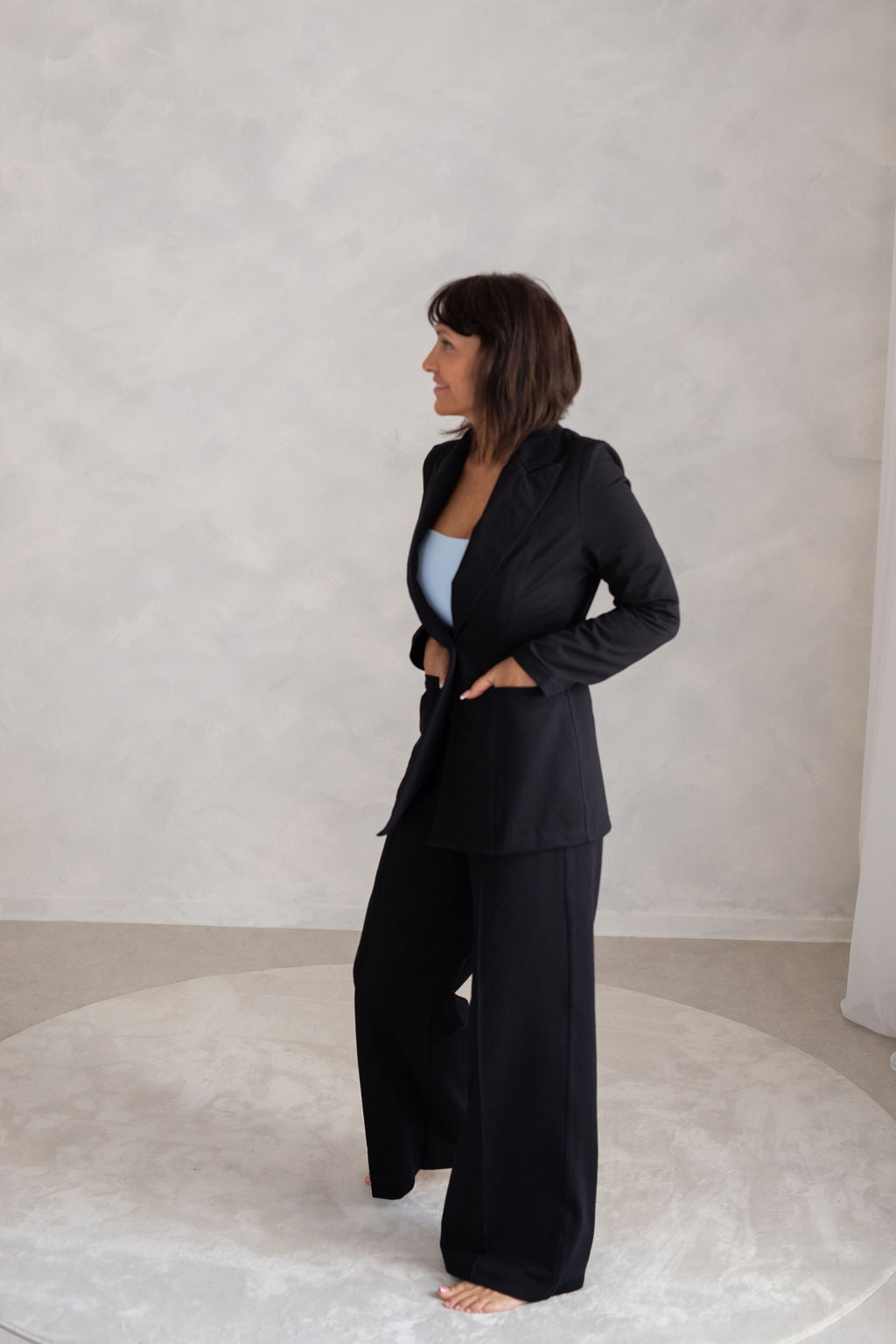 pohodlny-a-prijemny-material-precizni-a-propracovany-moznost-kombinace-do-setu-s-kalhotami-AMARAL-a-AITANA-barevne-i-materialy-dokonale-sladene-vhodne-pro-kazdodenni-noseni-elegantni-prílezitosti-cerna