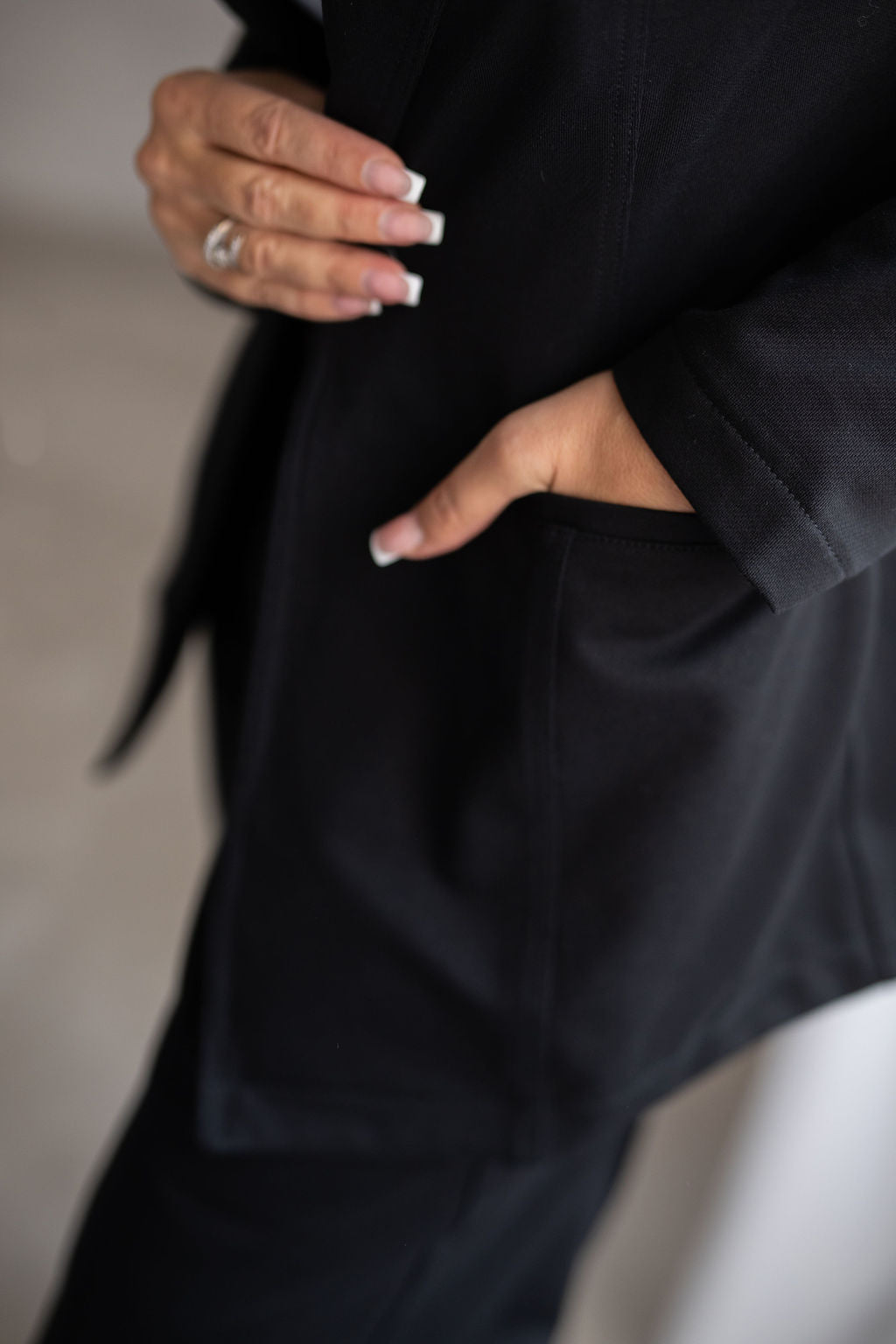 pohodlny-a-prijemny-material-precizni-a-propracovany-moznost-kombinace-do-setu-s-kalhotami-AMARAL-a-AITANA-barevne-i-materialy-dokonale-sladene-vhodne-pro-kazdodenni-noseni-elegantni-prílezitosti-cerna-detail