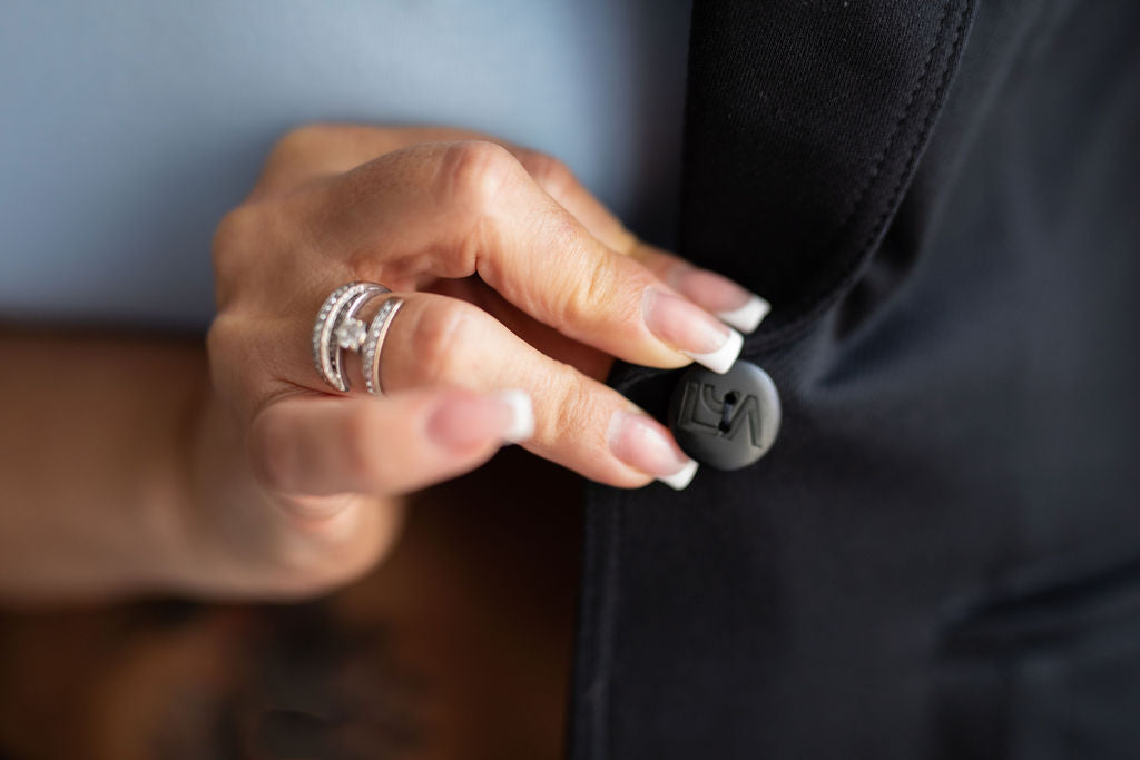 pohodlny-a-prijemny-material-precizni-a-propracovany-moznost-kombinace-do-setu-s-kalhotami-AMARAL-a-AITANA-barevne-i-materialy-dokonale-sladene-vhodne-pro-kazdodenni-noseni-elegantni-prílezitosti-cerna-detail-knoflik